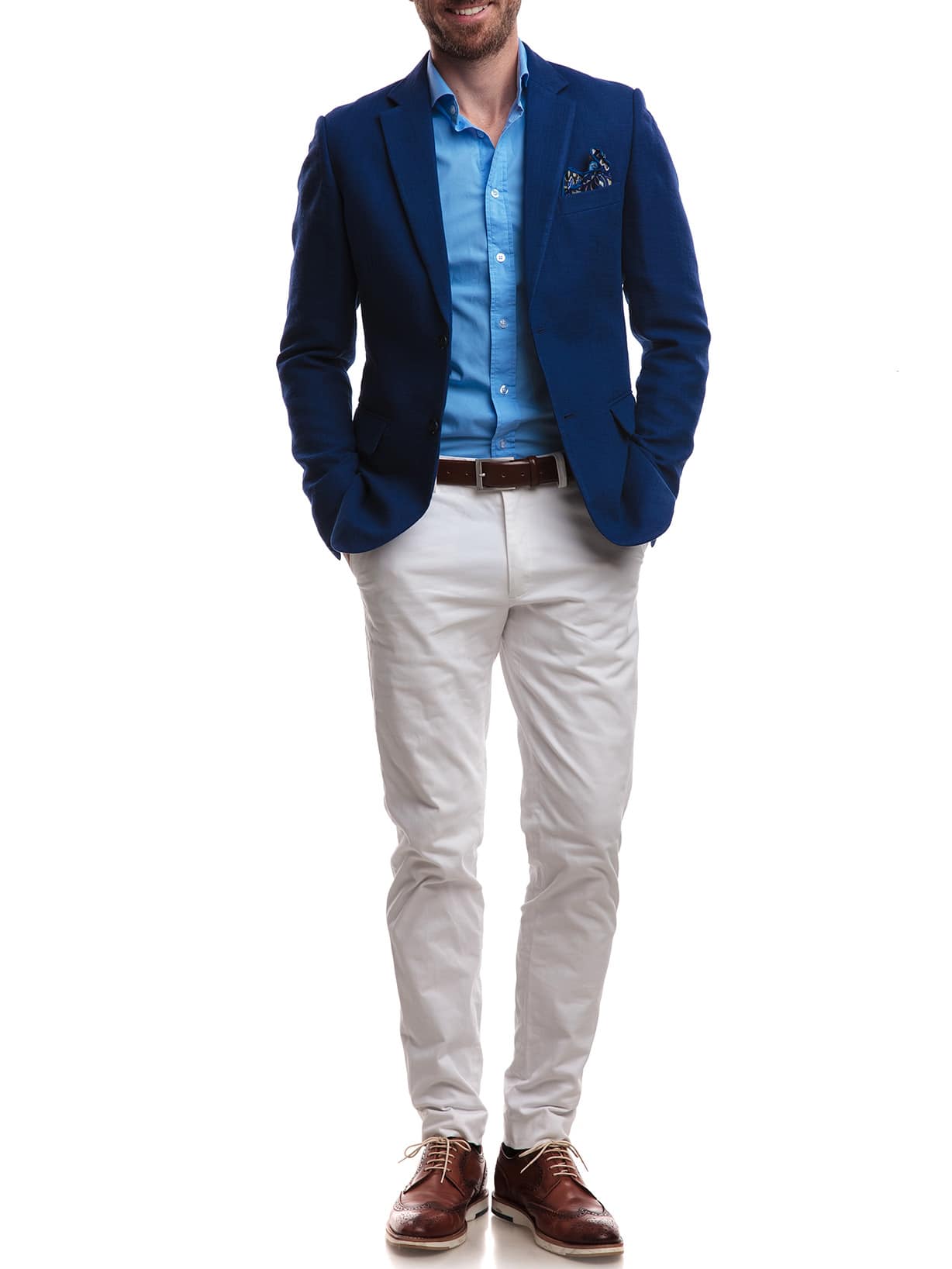 Mężczyna w białych spodniach, granatowej marynarce i błękitnej koszuli