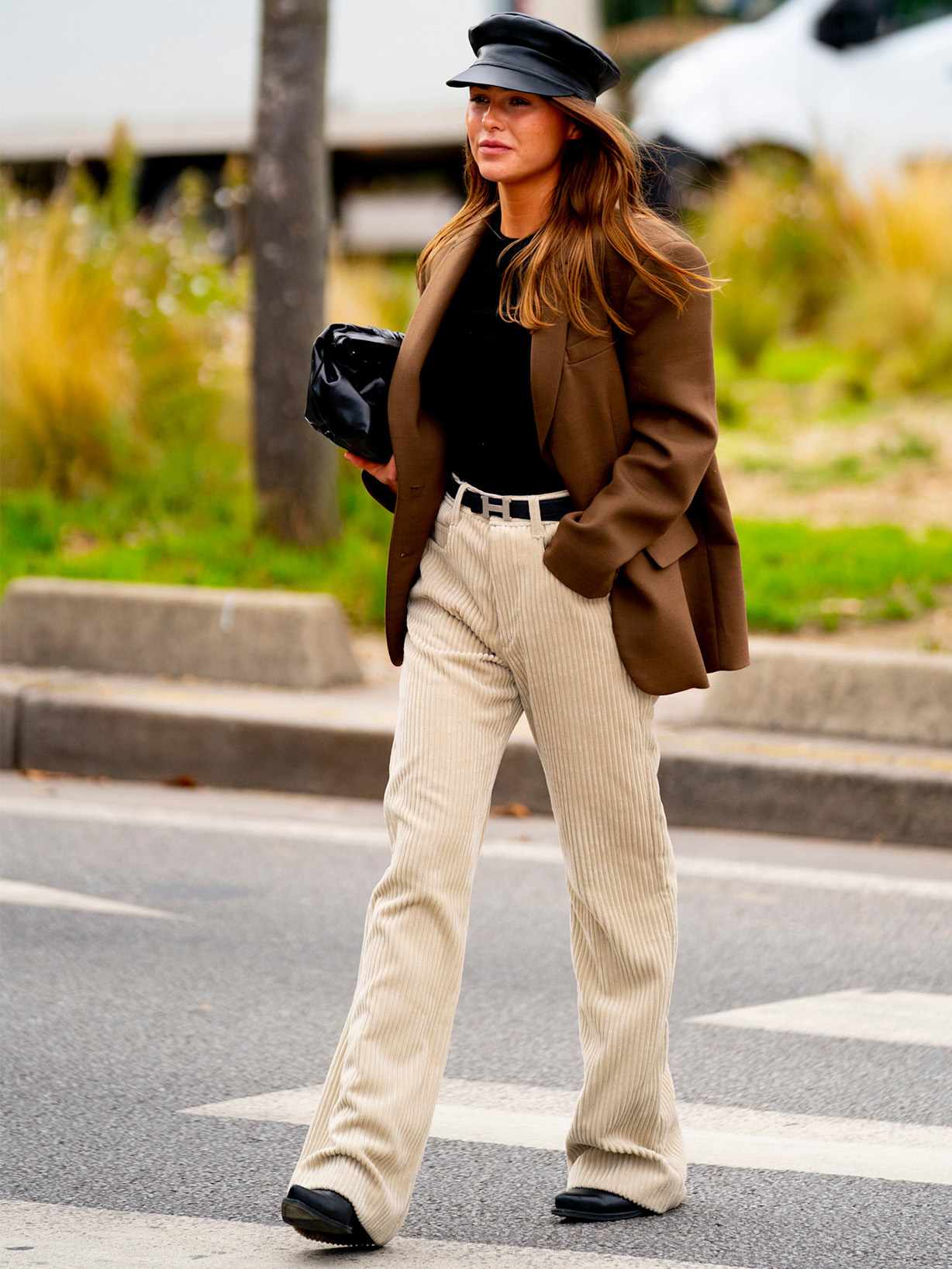 Frau kombiniert beige Cordhose mit braunem Blazer fürs Office
