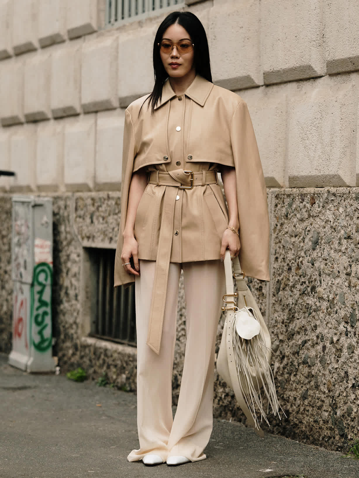 Monochromer Look mit beiger Stoffhose und Trenchcoat