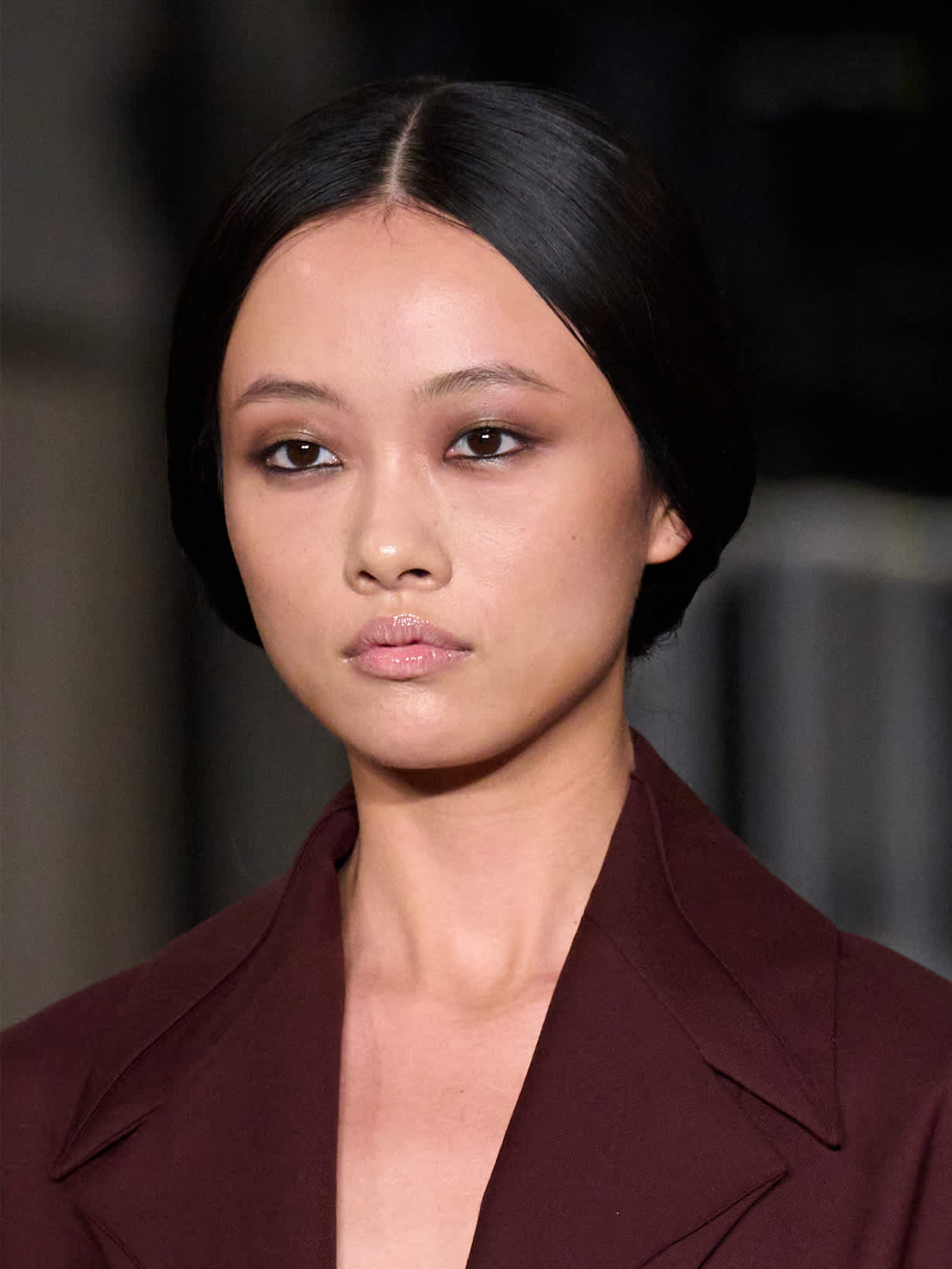 Dunkelhaarige Frau trägt den Beauty-Trend Lived-in Liner
