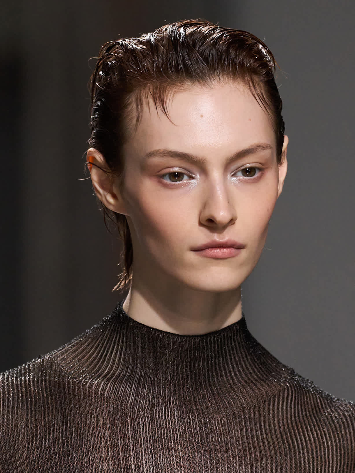 Frau mit rotem Pixie trägt den Make-up-Trend Sparkle Eyes
