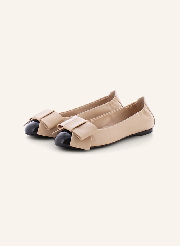 Ballerinas in Nude mit schwarze Zehenkappe aus Lackleder und opulenten Schleife auf der Spitze