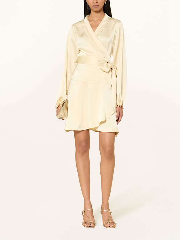 Wickelkleid aus Satin in Buttermilch