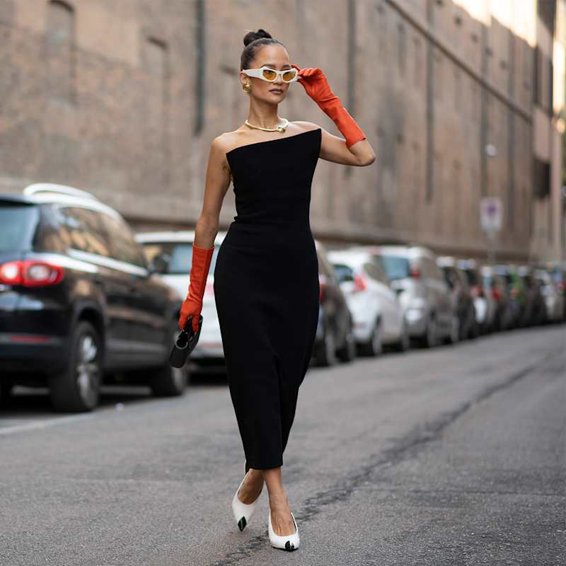 Frau schwarzes Kleid im Stil des Black Tie Dresscodes für Damen