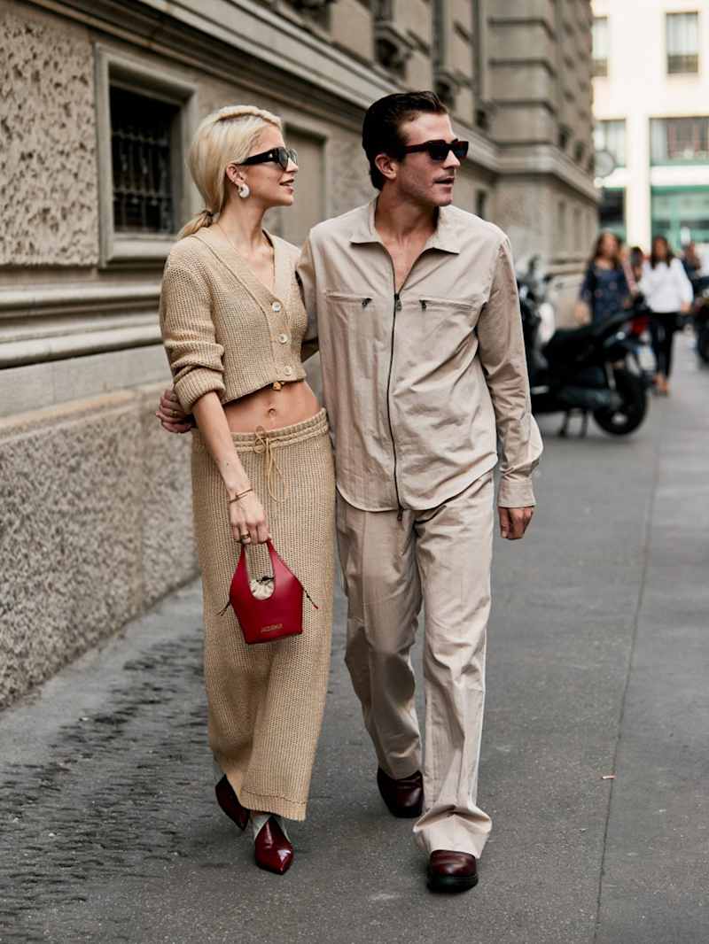 Frau und Mann tragen tonale Looks in hellen Cremetönen