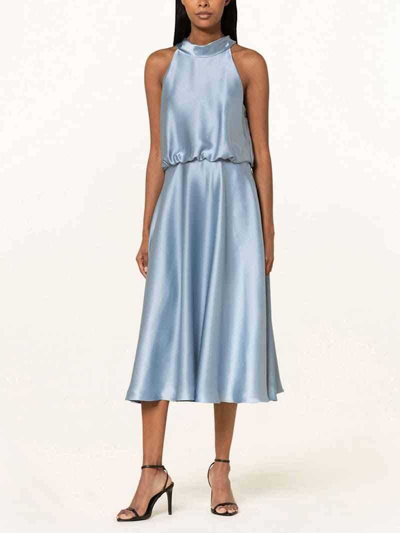 Frau trägt pastellblaues Midi-Kleid
