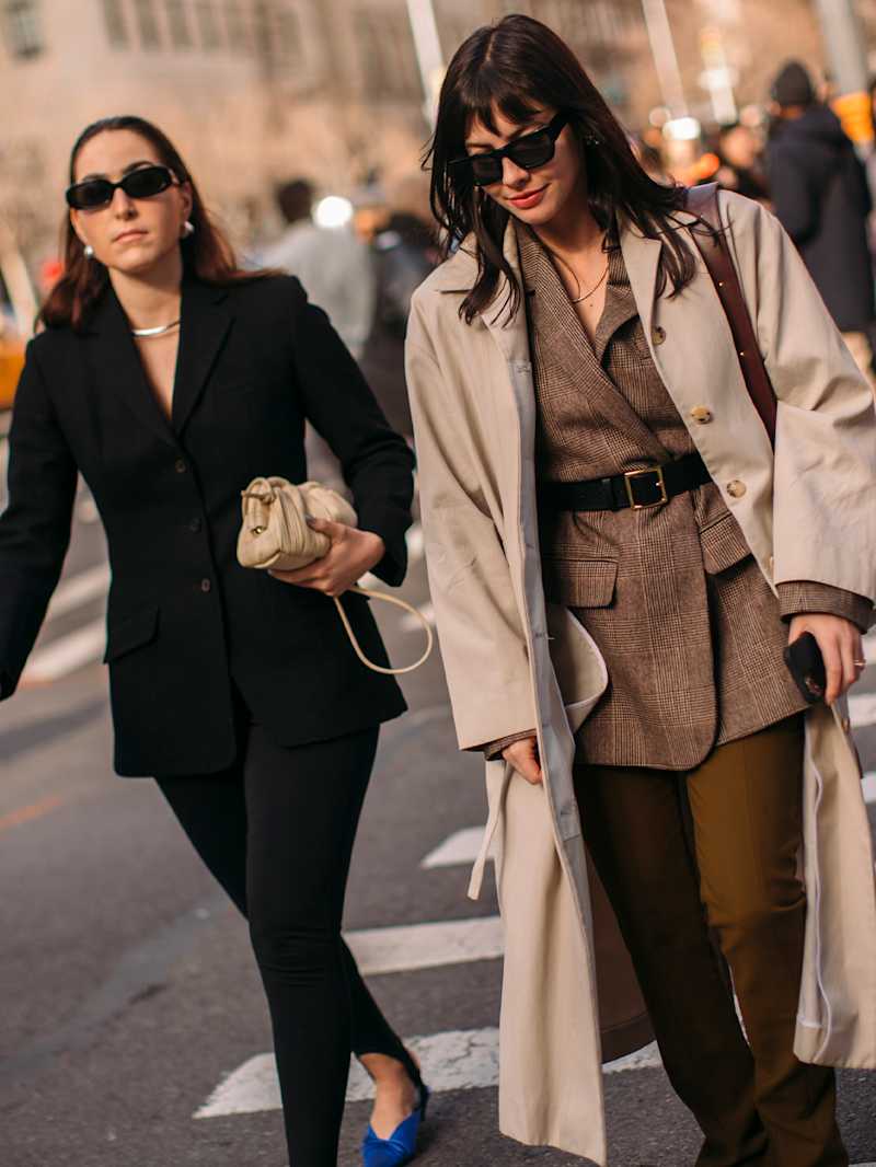Frauen tragen Blazer und Mantel als Teil des Smart Casual Dresscodes