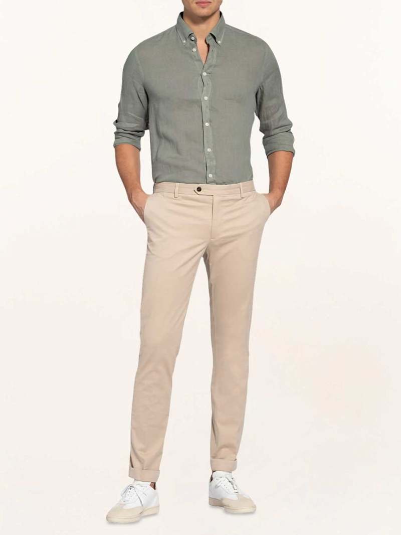 Mann trägt eine beige Chino und ein leichtes Hemd in Olive als Smart Casual Outfit