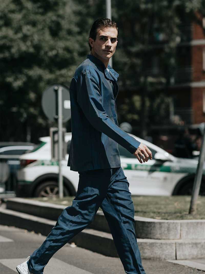 Mann in einem Denim-Look und hellen Sneakers