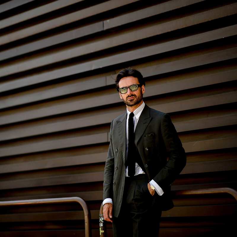 Mann in einem schicken Anzug als Business Attire Outfit