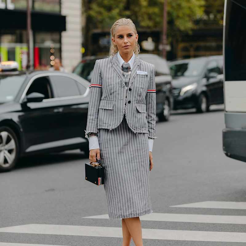 Caro Daur trägt eine graue Kombination aus Blazer und Rock