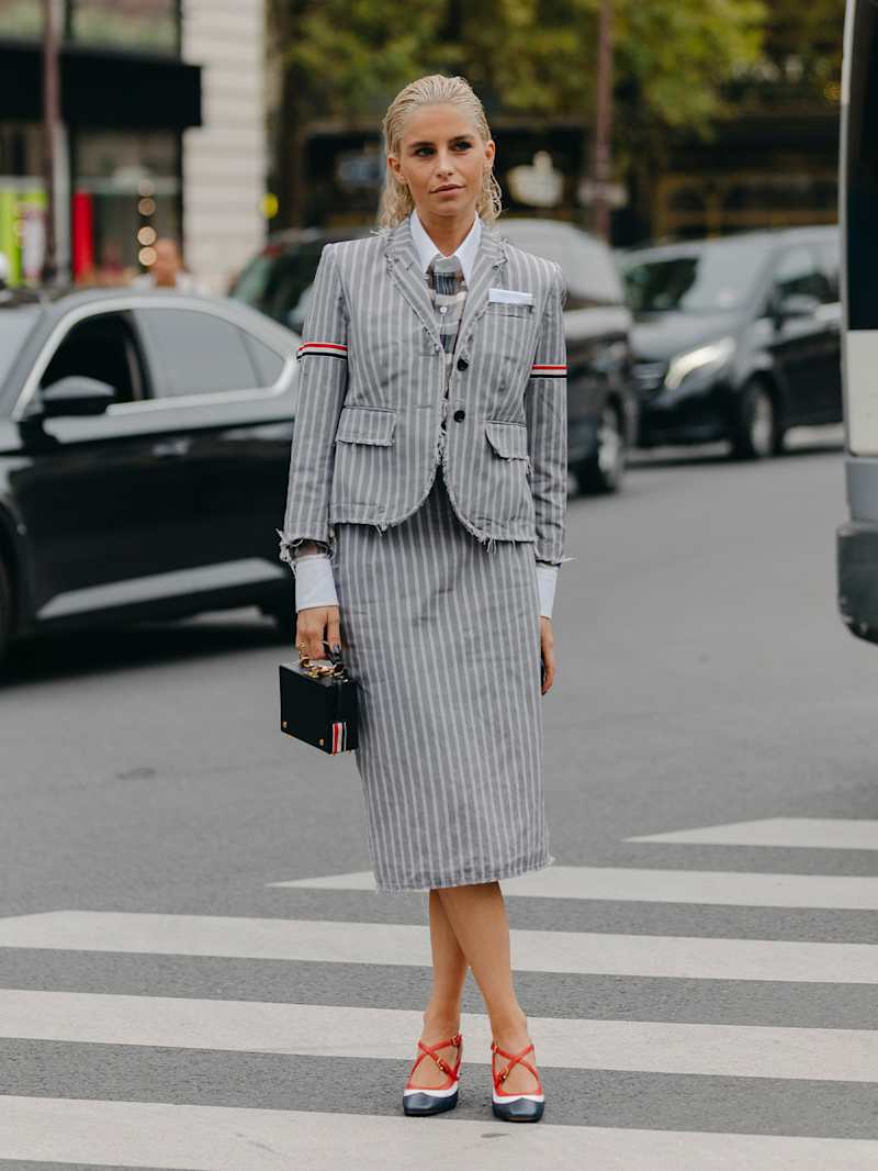 Caro Daur trägt einen gestreiften Blazer und passenden Rock 