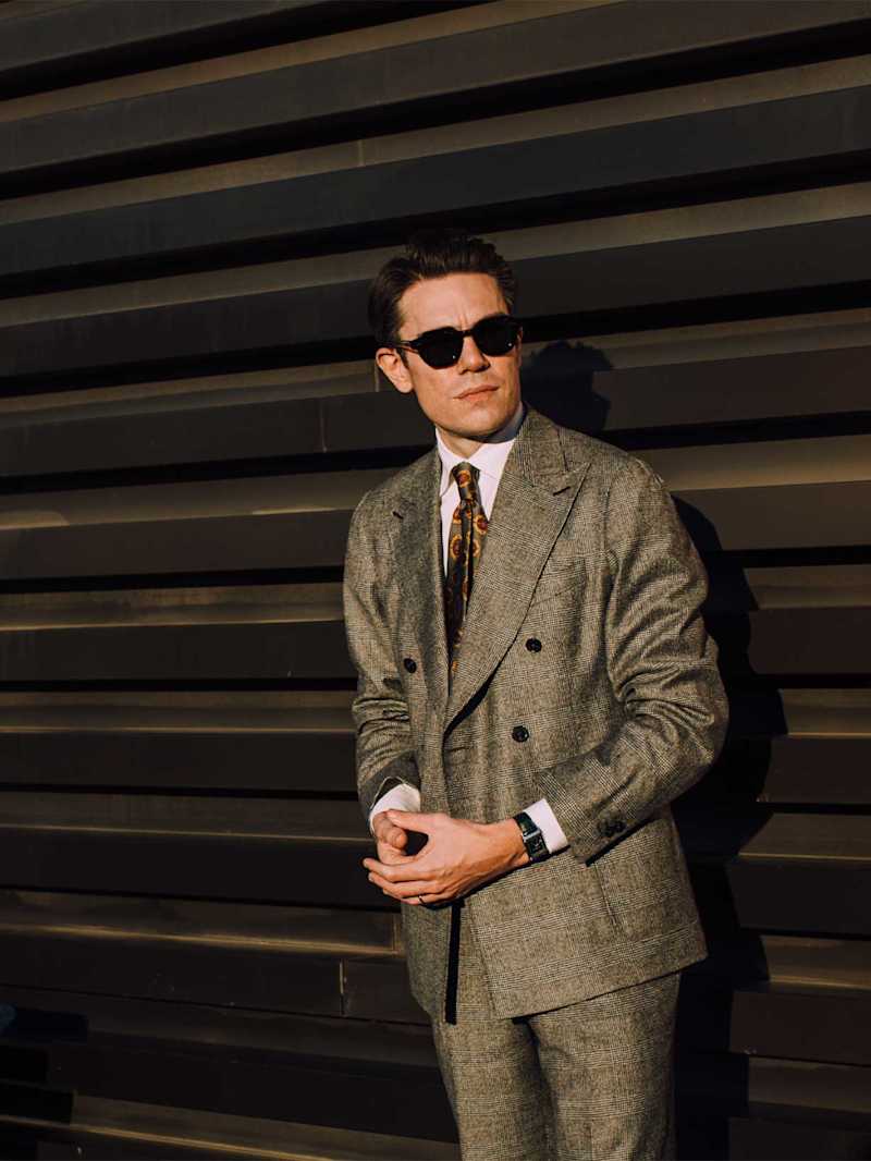 Mann trägt einen Anzug für einen modernen Business Attire Look