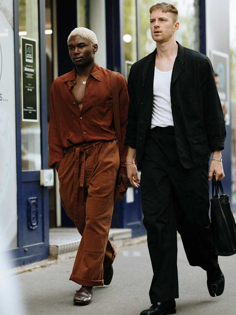 Zwei Männer in Casual Outfits in dunkelbau und rostrot