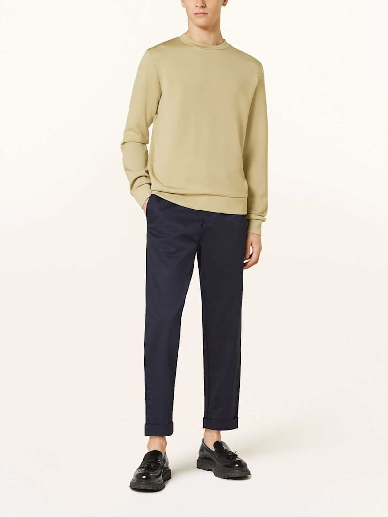 Mann trägt einen Sweater als Casual Look