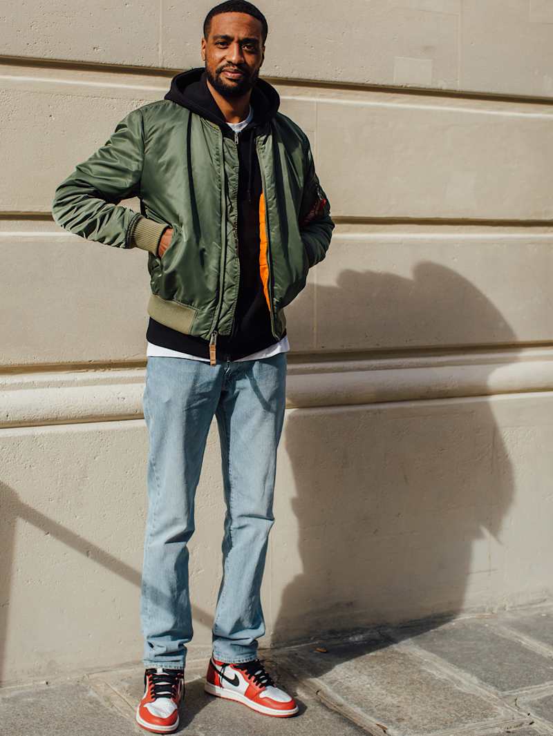 Mann trägt einen grünen Blouson zur Jeanshose