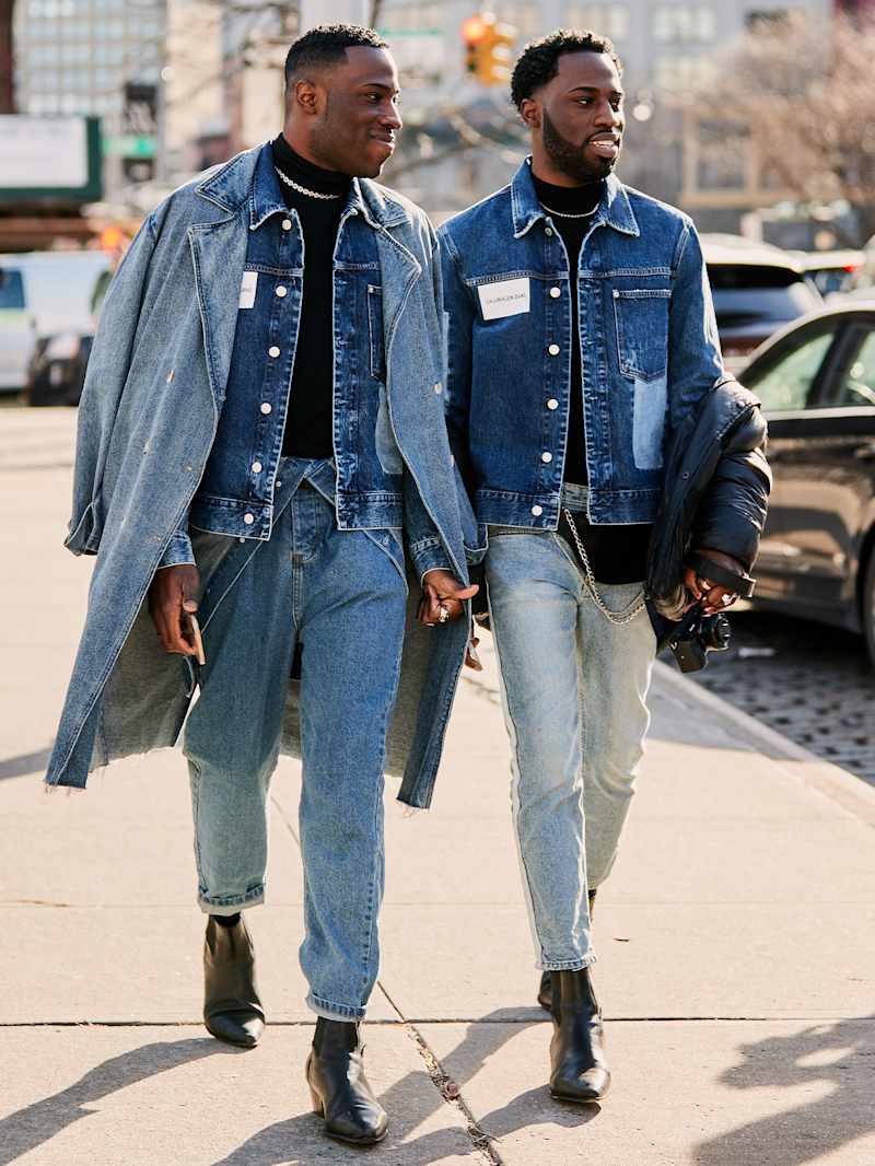 Zwei Herren tragen Jeans-Look bestehend aus Jeanshosen und Jeansjacken