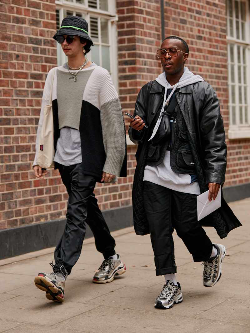 Zwei Männer tragen Streetstyle-Looks mit Retro-Sneakern und Lederjacke
