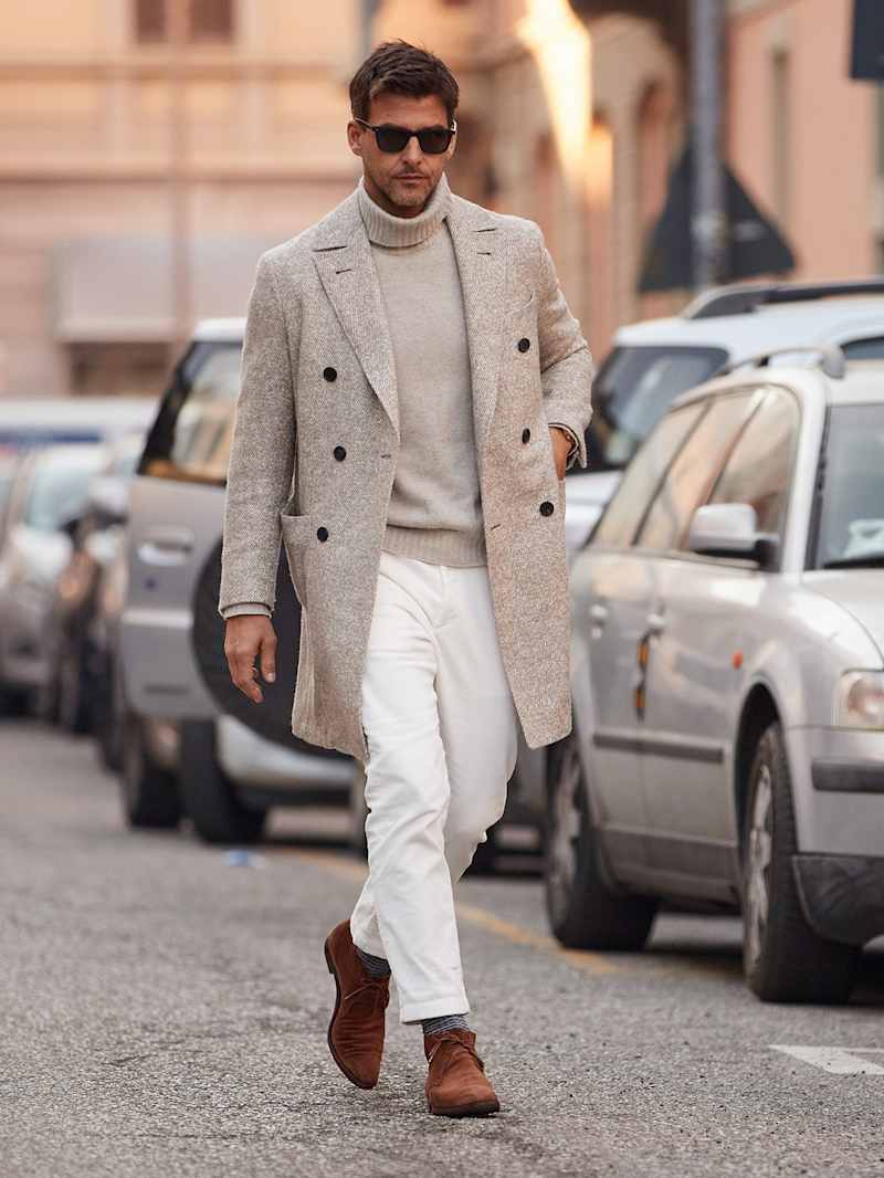 Mann trägt beigen Wollmantel als tonaler Look