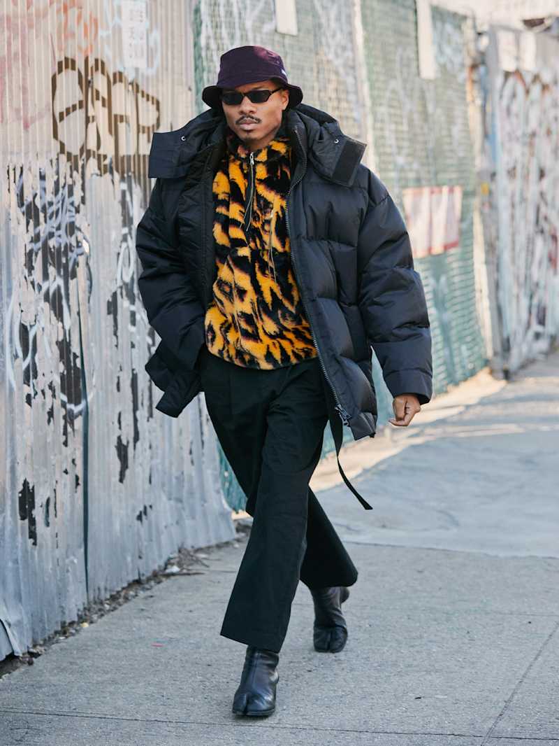 Mann trägt eine schwarze Steppjacke