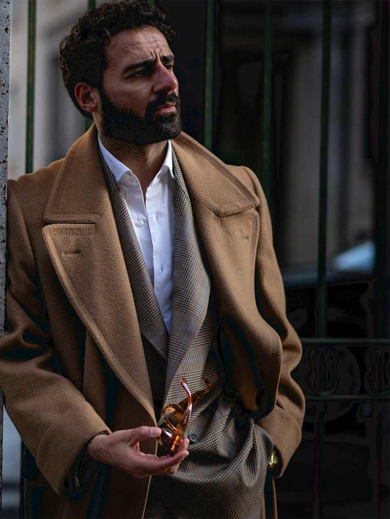 Mann trägt einen Business Casual Look aus Hemd, Anzug und einem Mantel