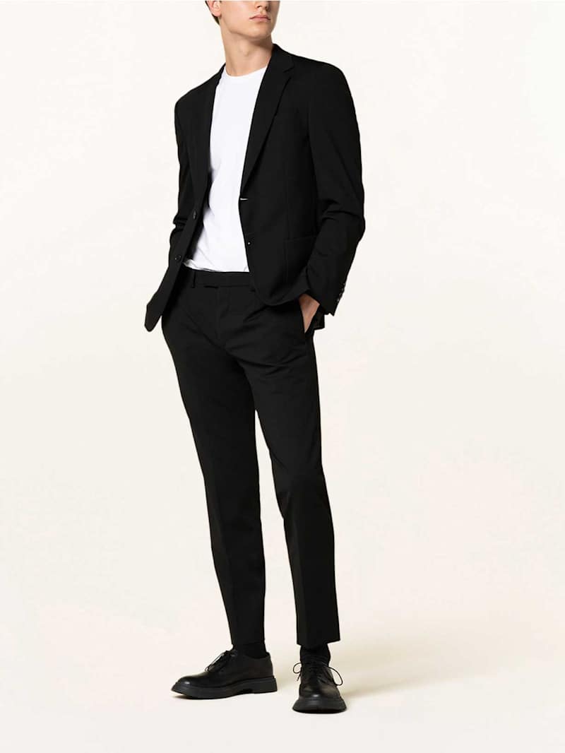 Mann trägt ein Sakko zu Basic-Shirt und Chino als Business Casual Outfit