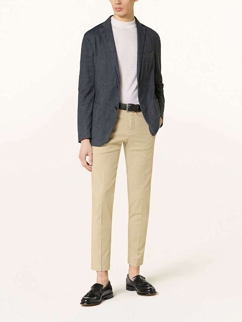Mann trägt eine beige Chino zum Sakko