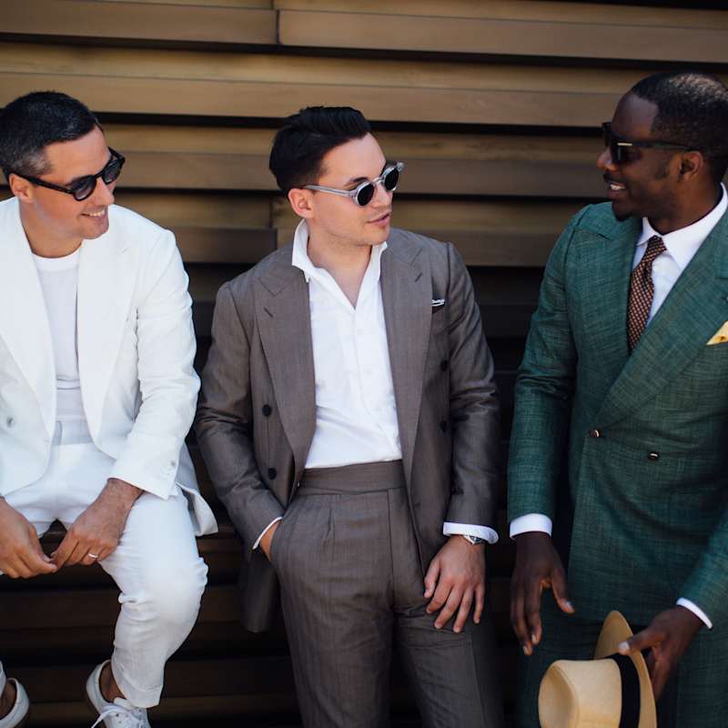Drei Männer tragen Outfits im Rahmen von verschiedenen Dresscodes für Herren