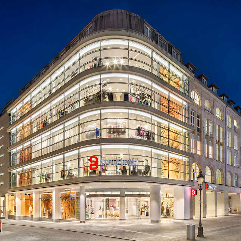 Mann und Frau in Dirndl und Lederhose