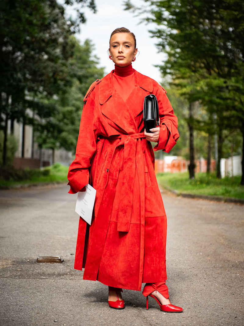 Frau trägt ein tonales Outfit in der Farbe Rot