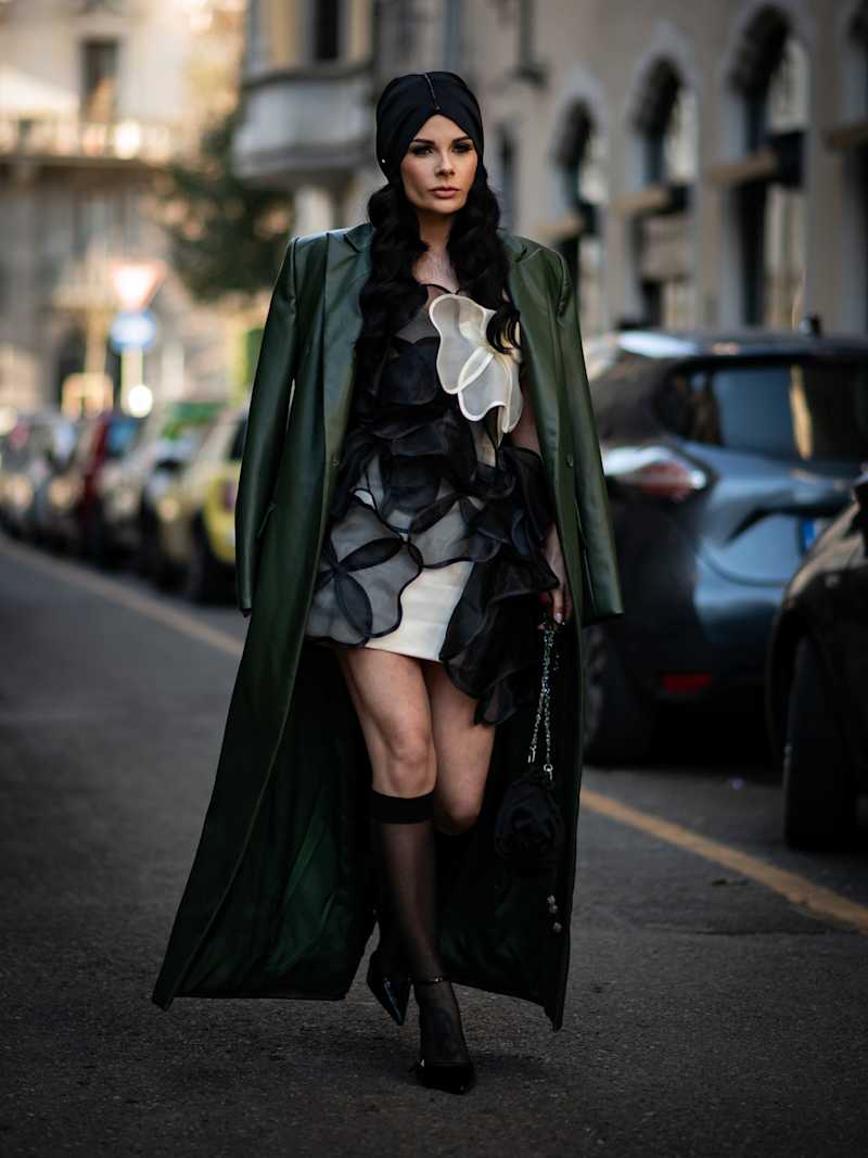 Frau trägt einen eleganten Look und passende Frisur