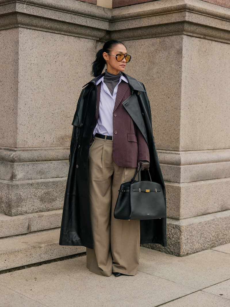 Frau trägt Layering-Look