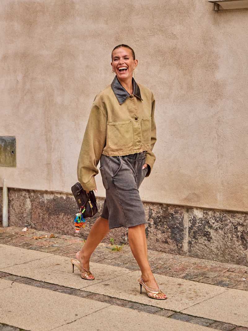 Frau trägt Outfit in Naturfarben