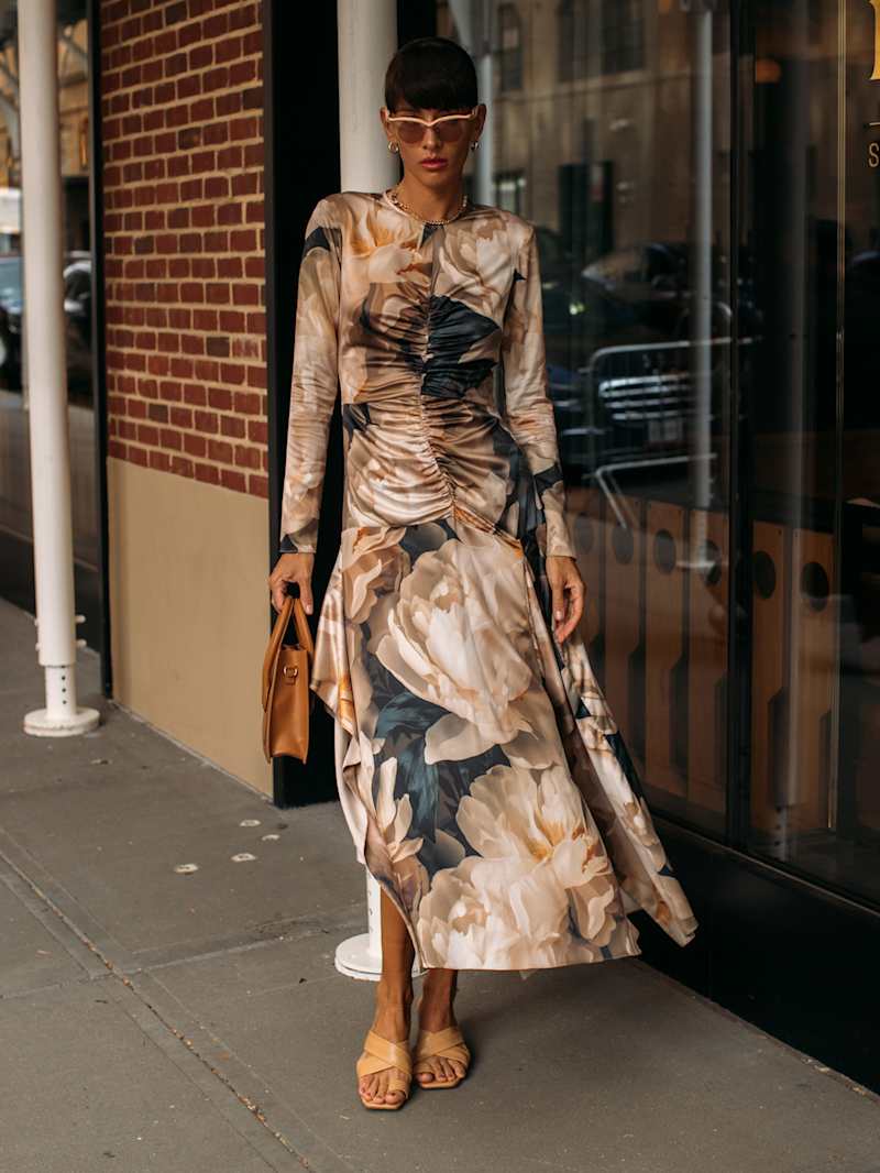 Frau trägt Maxikleid im Hippie-Stil 