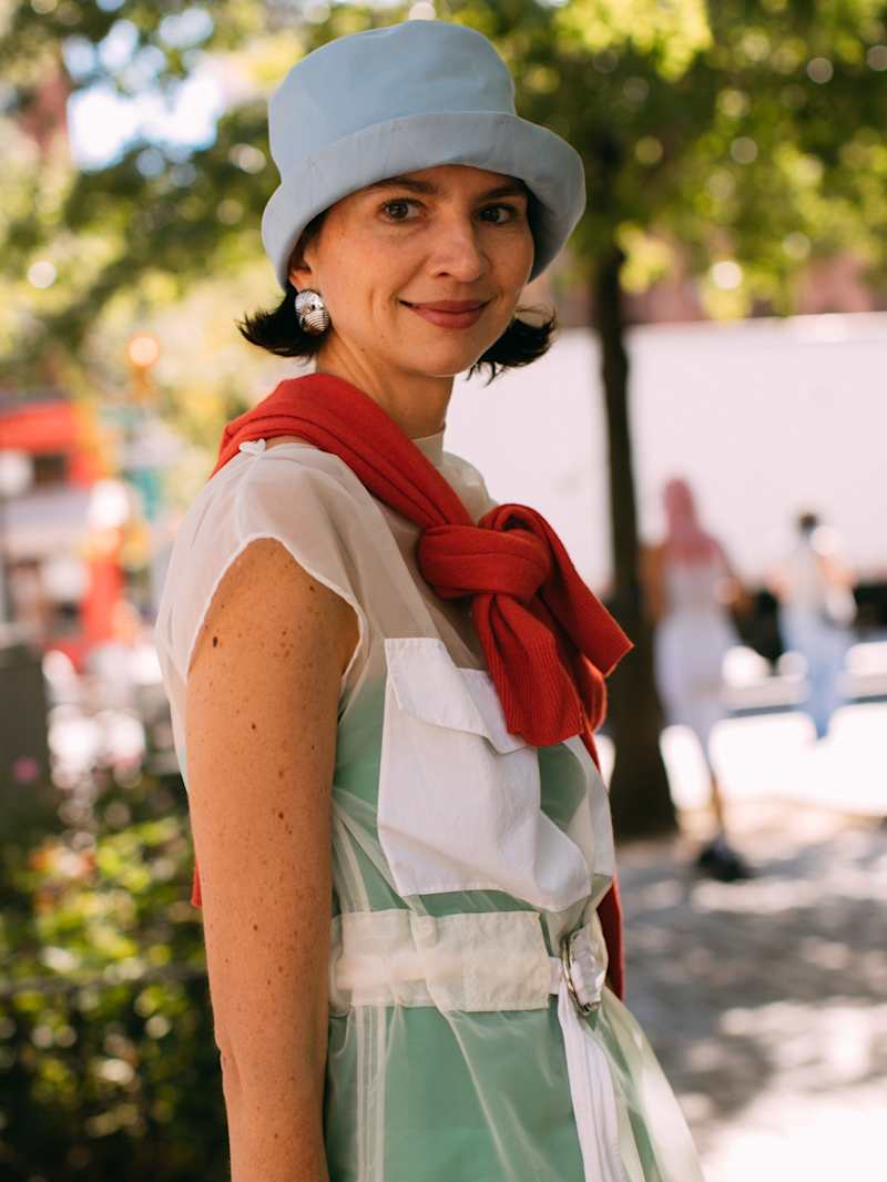 Frau trägt sommerliches Kleid und Hut