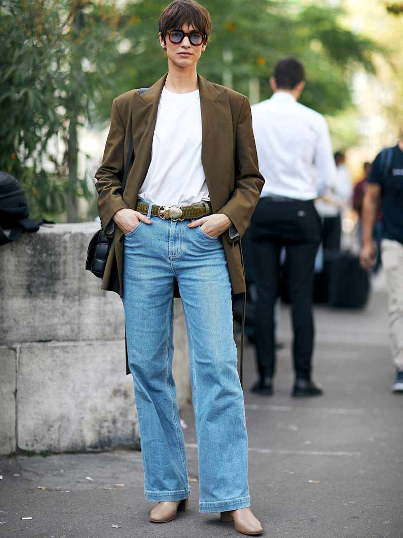 Frau trägt Blazer zur Jeans