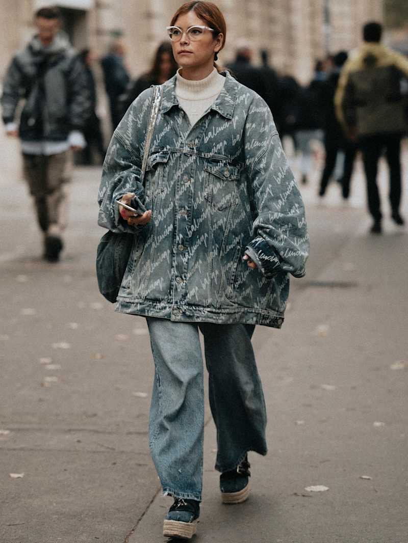 Frau trägt All-over-Denim