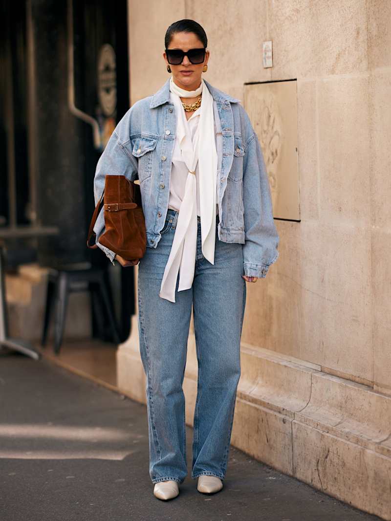 Frau trägt einen All-over-Denim-Look