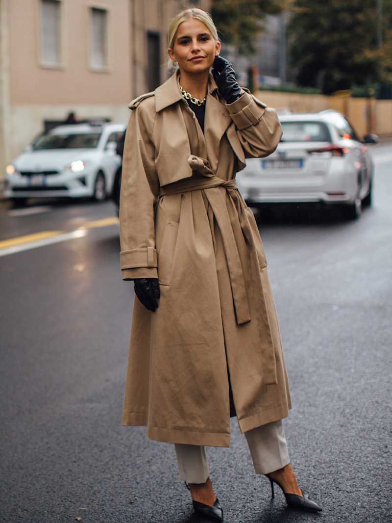 Caro Daur trägt einen knöchellangen Trenchcoat 