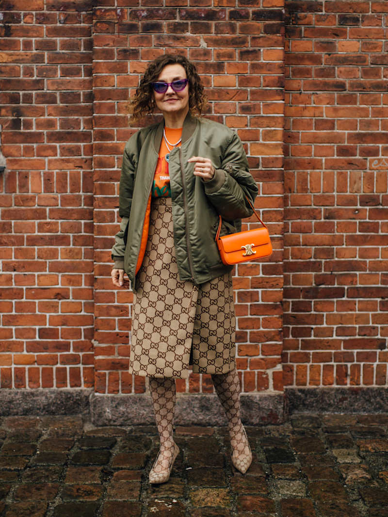 Frau trägt grünen Blazer der Marke Celine zu einem Rock von Gucci