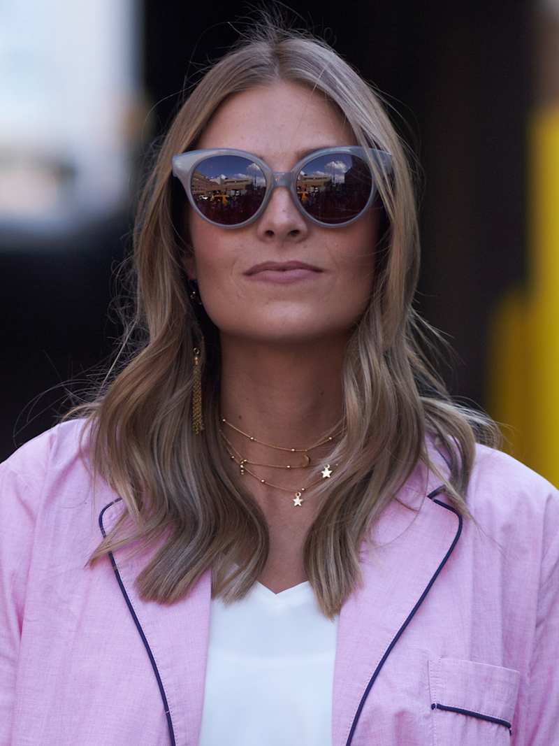 Frau mit dunkelblonden Haaren ist ein warmer Farbtyp