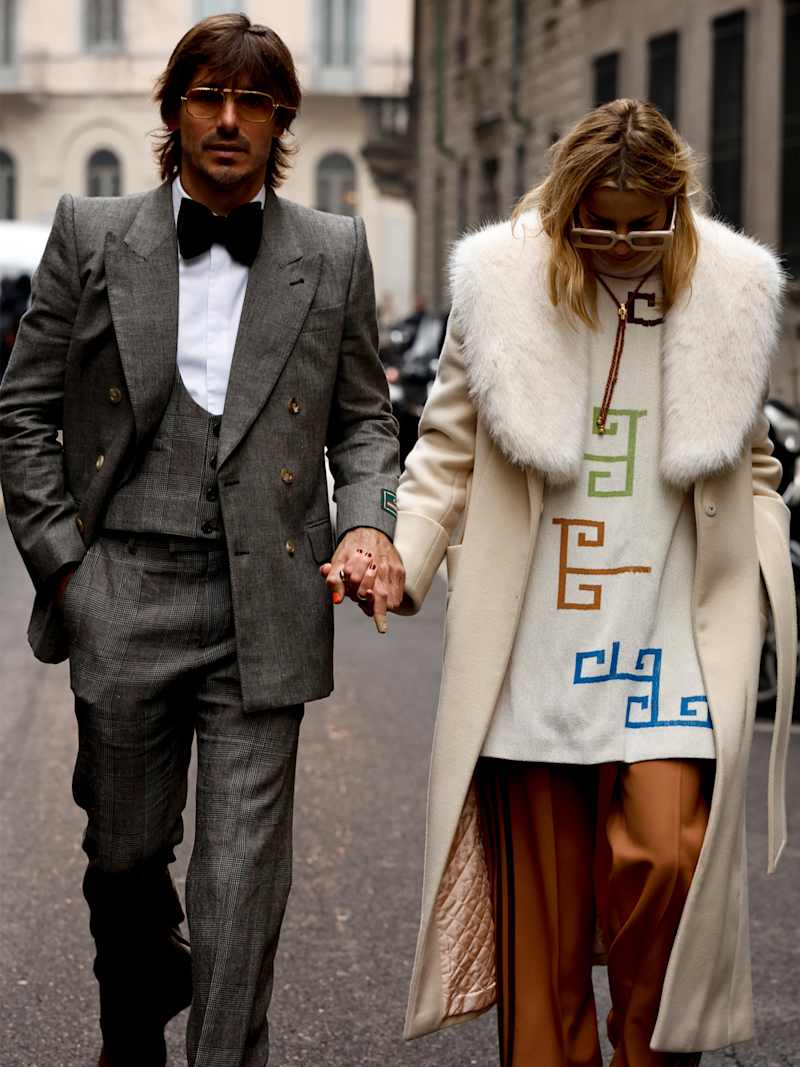 Ein Mann und eine Frau tragen festliche Outfits