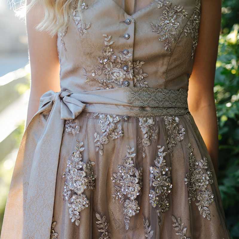 Nudefarbenes Dirndl mit gebundener Schleife