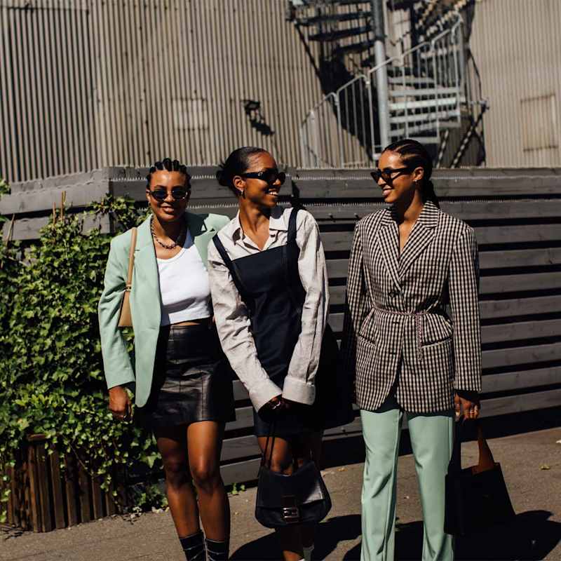 Drei Frauen in trendstarken Outfits