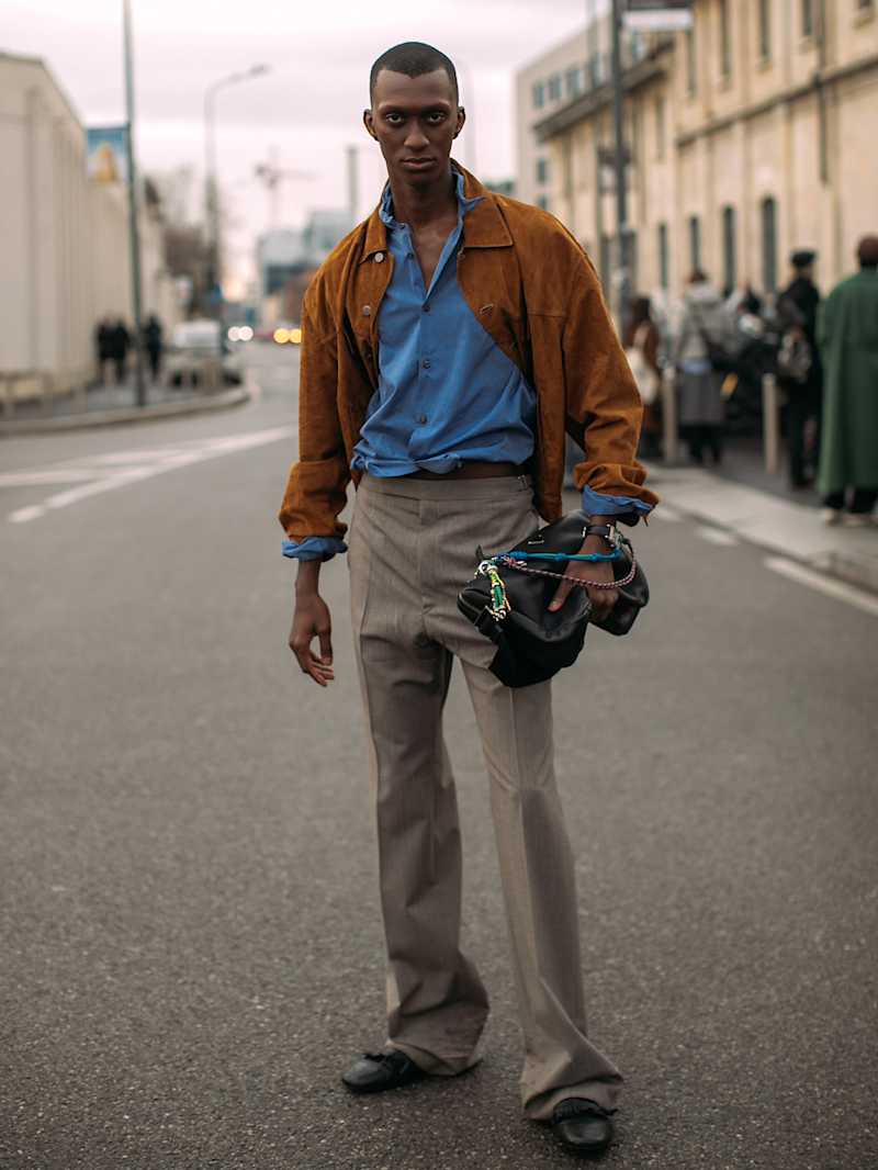 Mann trägt einen Blouson aus braunem Wildleder zu einer grauen Chino
