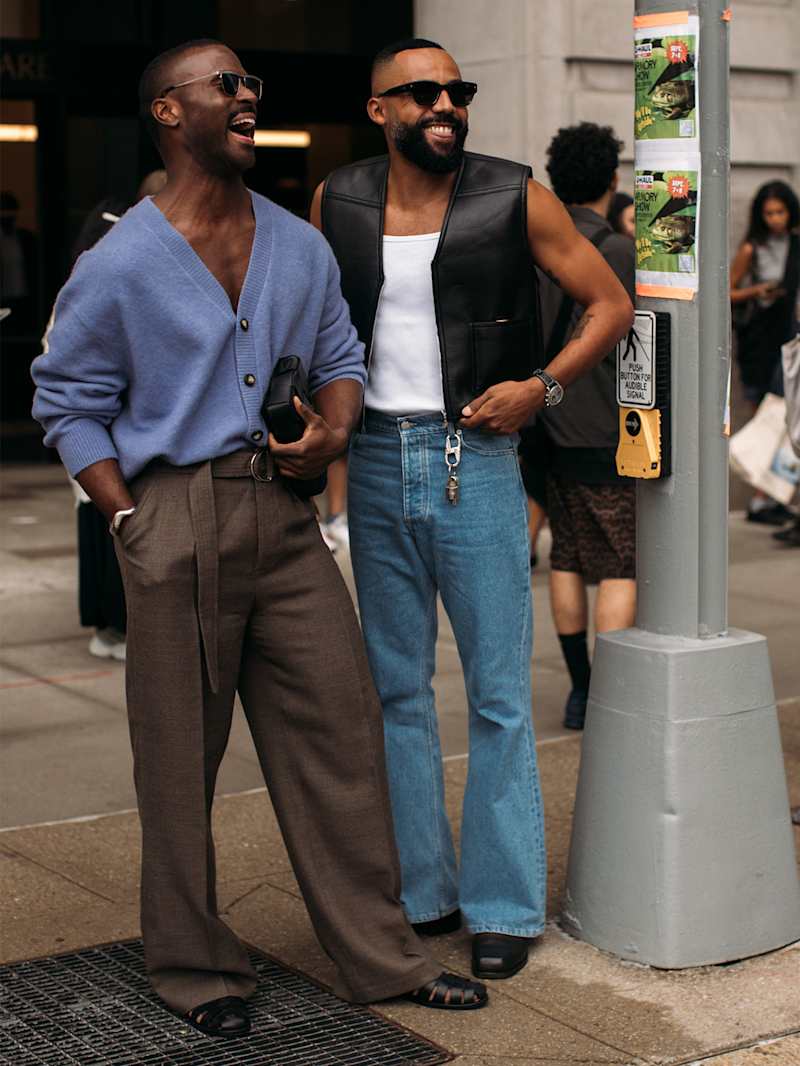 Mann trägt Cardigan zu einer braunen Stoffhose
