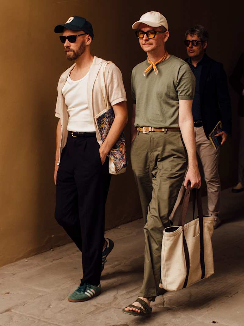 Männer tragen die neuen Modetrends im Sommer