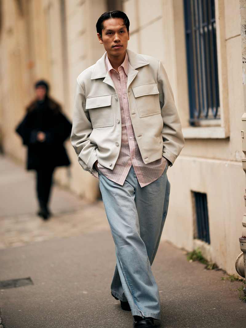Mann trägt Filedjacket in der Farbe Beige