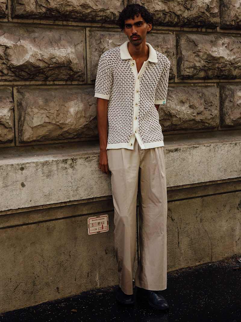 Mann trägt Strickshirt und Hose in neutralen Farben