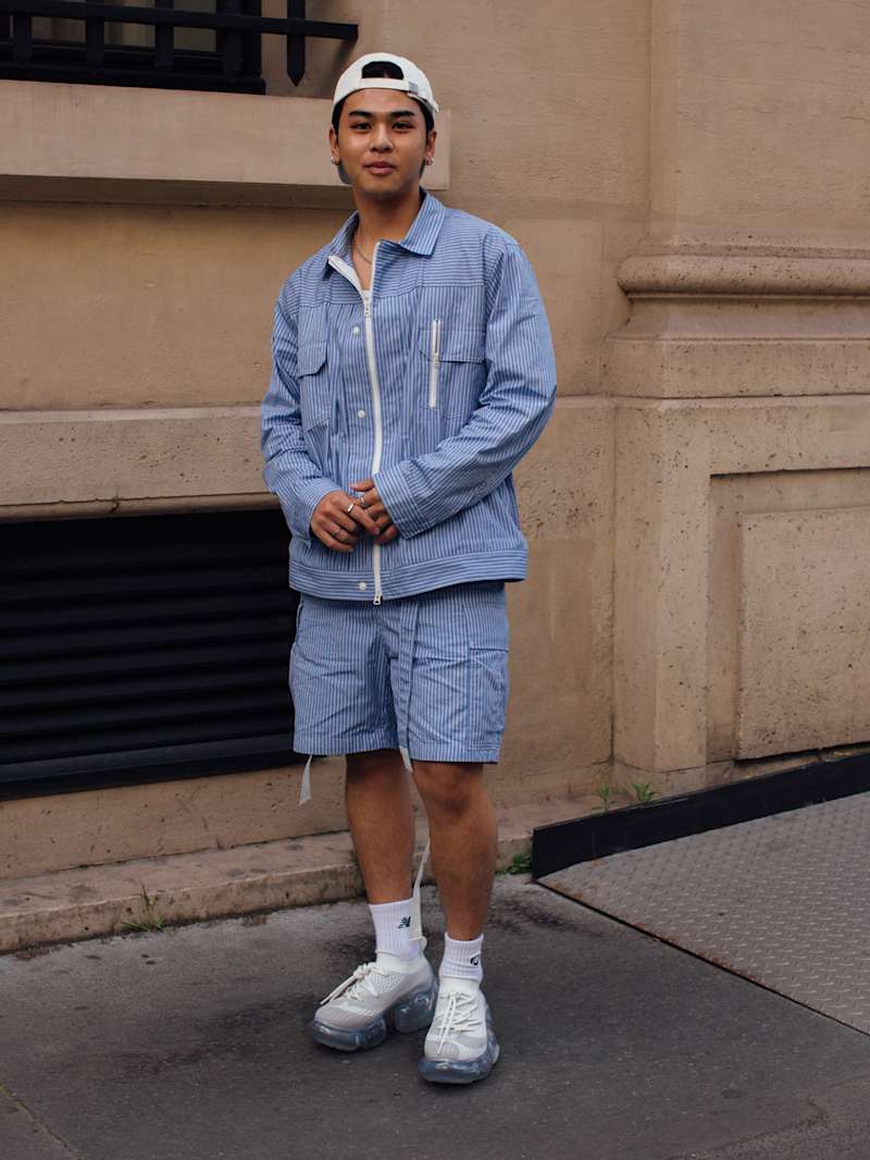 Mann trägt sportlichen Zweiteiler und Sneaker